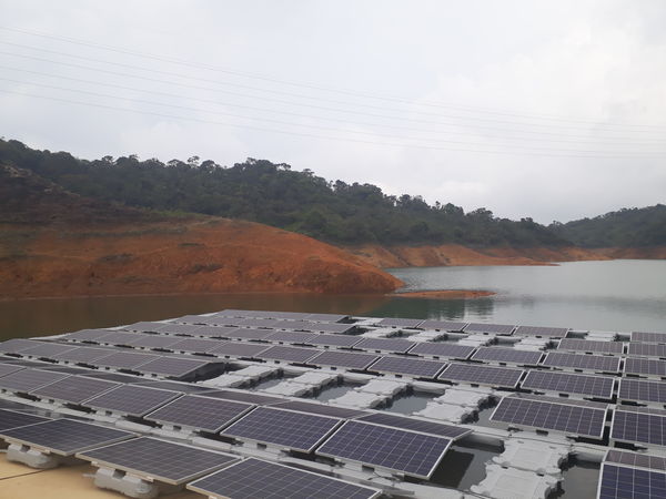 Energía solar Guatapé
Energía solar Guatapé
Fecha: 18 Abril 2018
Para descargar esta fotografía en alta resolución, haga clic sobre la imagen hasta que la misma se despliegue en la pantalla completa; luego dé clic derecho y elija la opción "guardar imagen como". 
En caso de publicación por cualquier medio, solicitamos acompañarla del crédito: "Foto EPM"
Palabras clave: Energía solar Guatapé