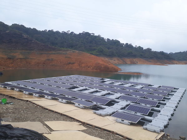 Energía solar Guatapé
Energía solar Guatapé
Fecha: 18 Abril 2018
Para descargar esta fotografía en alta resolución, haga clic sobre la imagen hasta que la misma se despliegue en la pantalla completa; luego dé clic derecho y elija la opción "guardar imagen como". 
En caso de publicación por cualquier medio, solicitamos acompañarla del crédito: "Foto EPM"
Palabras clave: Energía solar Guatapé