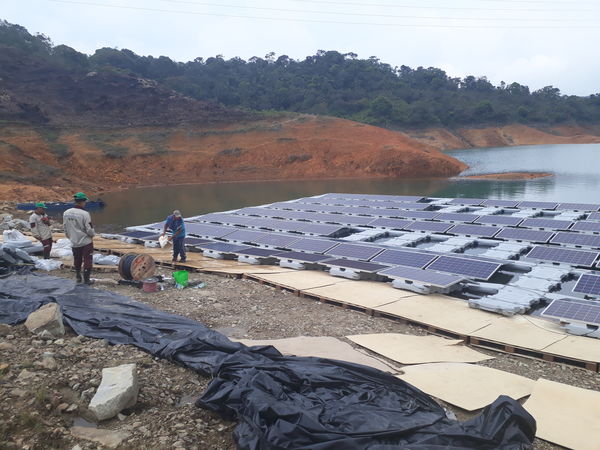 Energía solar Guatapé
Energía solar Guatapé
Fecha: 18 Abril 2018
Para descargar esta fotografía en alta resolución, haga clic sobre la imagen hasta que la misma se despliegue en la pantalla completa; luego dé clic derecho y elija la opción "guardar imagen como". 
En caso de publicación por cualquier medio, solicitamos acompañarla del crédito: "Foto EPM"
Palabras clave: Energía solar Guatapé