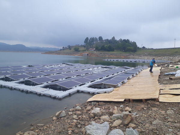 Energía solar Guatapé
Energía solar Guatapé
Fecha: 18 Abril 2018
Para descargar esta fotografía en alta resolución, haga clic sobre la imagen hasta que la misma se despliegue en la pantalla completa; luego dé clic derecho y elija la opción "guardar imagen como". 
En caso de publicación por cualquier medio, solicitamos acompañarla del crédito: "Foto EPM"
Palabras clave: Energía solar Guatapé