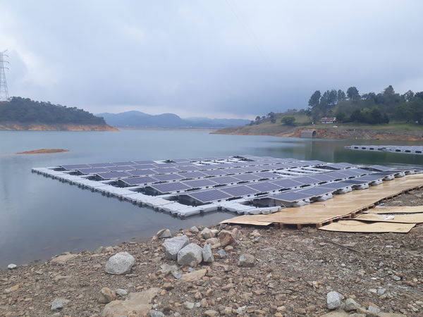 Energía solar Guatapé
Energía solar Guatapé
Fecha: 18 Abril 2018
Para descargar esta fotografía en alta resolución, haga clic sobre la imagen hasta que la misma se despliegue en la pantalla completa; luego dé clic derecho y elija la opción "guardar imagen como". 
En caso de publicación por cualquier medio, solicitamos acompañarla del crédito: "Foto EPM"
Palabras clave: Energía solar Guatapé