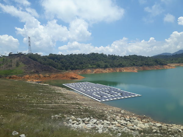 Energía solar Guatapé
Energía solar Guatapé
Fecha: 18 Abril 2018
Para descargar esta fotografía en alta resolución, haga clic sobre la imagen hasta que la misma se despliegue en la pantalla completa; luego dé clic derecho y elija la opción "guardar imagen como". 
En caso de publicación por cualquier medio, solicitamos acompañarla del crédito: "Foto EPM"
Palabras clave: Energía solar Guatapé