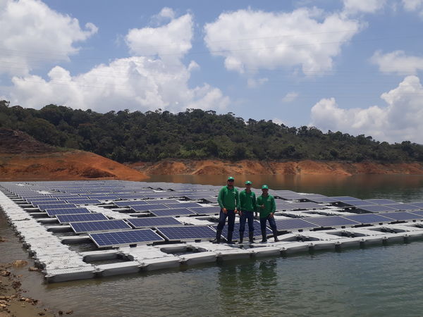 Energía solar Guatapé
Energía solar Guatapé
Fecha: 18 Abril 2018
Para descargar esta fotografía en alta resolución, haga clic sobre la imagen hasta que la misma se despliegue en la pantalla completa; luego dé clic derecho y elija la opción "guardar imagen como". 
En caso de publicación por cualquier medio, solicitamos acompañarla del crédito: "Foto EPM"
Palabras clave: Energía solar Guatapé