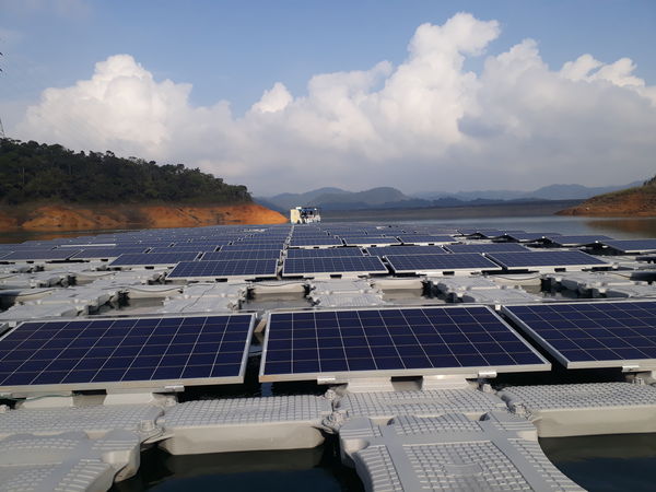 Energía solar Guatapé
Energía solar Guatapé
Fecha: 18 Abril 2018
Para descargar esta fotografía en alta resolución, haga clic sobre la imagen hasta que la misma se despliegue en la pantalla completa; luego dé clic derecho y elija la opción "guardar imagen como". 
En caso de publicación por cualquier medio, solicitamos acompañarla del crédito: "Foto EPM"
Palabras clave: Energía solar Guatapé