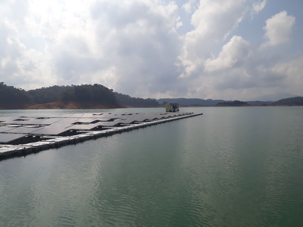 Energía solar Guatapé
Energía solar Guatapé
Fecha: 18 Abril 2018
Para descargar esta fotografía en alta resolución, haga clic sobre la imagen hasta que la misma se despliegue en la pantalla completa; luego dé clic derecho y elija la opción "guardar imagen como". 
En caso de publicación por cualquier medio, solicitamos acompañarla del crédito: "Foto EPM"
Palabras clave: Energía solar Guatapé