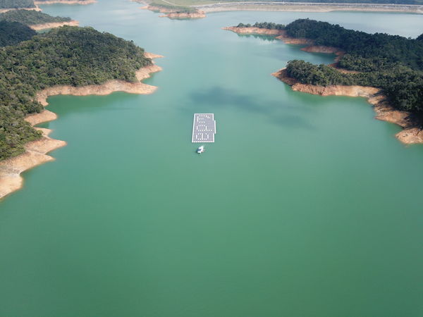 Energía solar Guatapé
Energía solar Guatapé
Fecha: 18 Abril 2018
Para descargar esta fotografía en alta resolución, haga clic sobre la imagen hasta que la misma se despliegue en la pantalla completa; luego dé clic derecho y elija la opción "guardar imagen como". 
En caso de publicación por cualquier medio, solicitamos acompañarla del crédito: "Foto EPM"
Palabras clave: Energía solar Guatapé