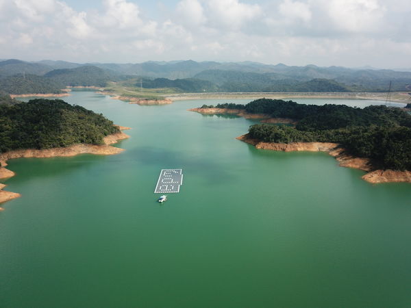 Energía solar Guatapé
Energía solar Guatapé
Fecha: 18 Abril 2018
Para descargar esta fotografía en alta resolución, haga clic sobre la imagen hasta que la misma se despliegue en la pantalla completa; luego dé clic derecho y elija la opción "guardar imagen como". 
En caso de publicación por cualquier medio, solicitamos acompañarla del crédito: "Foto EPM"
Palabras clave: Energía solar Guatapé