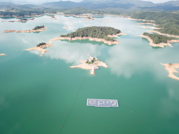 Energía solar Guatapé
Energía solar Guatapé
Fecha: 18 Abril 2018
Para descargar esta fotografía en alta resolución, haga clic sobre la imagen hasta que la misma se despliegue en la pantalla completa; luego dé clic derecho y elija la opción "guardar imagen como". 
En caso de publicación por cualquier medio, solicitamos acompañarla del crédito: "Foto EPM"
Palabras clave: Energía solar Guatapé