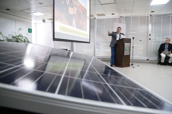 Energía solar Guatapé
Energía solar Guatapé
Fecha: 18 Abril 2018
Para descargar esta fotografía en alta resolución, haga clic sobre la imagen hasta que la misma se despliegue en la pantalla completa; luego dé clic derecho y elija la opción "guardar imagen como". 
En caso de publicación por cualquier medio, solicitamos acompañarla del crédito: "Foto EPM"
Palabras clave: Energía solar Guatapé