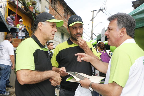 Brigada Comunitaria en el barrio Villatina
Brigada Comunitaria en el barrio Villatina
Fecha: Abril 22 de 2017
Para descargar esta fotografía en alta resolución, haga clic sobre la imagen hasta que la misma se despliegue en la pantalla completa; luego dé clic derecho y elija la opción "guardar imagen como". 
En caso de publicación por cualquier medio, solicitamos acompañarla del crédito: "Foto EPM"
Palabras clave: Brigada Comunitaria en el barrio Villatina Juan Carlos de La Cuesta revisa con su equipo detalles de la jornada