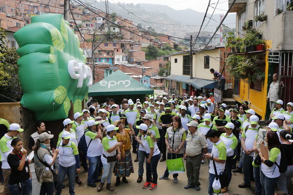 Brigada Comunitaria en el barrio Villatina
Brigada Comunitaria en el barrio Villatina
Fecha: Abril 22 de 2017
Para descargar esta fotografía en alta resolución, haga clic sobre la imagen hasta que la misma se despliegue en la pantalla completa; luego dé clic derecho y elija la opción "guardar imagen como". 
En caso de publicación por cualquier medio, solicitamos acompañarla del crédito: "Foto EPM"
Palabras clave: Brigada Comunitaria en el barrio Villatina equipo de voluntarios llegan hasta el lugar de trabajo