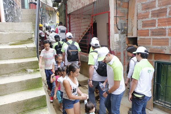 Brigada Comunitaria en el barrio Villatina
Brigada Comunitaria en el barrio Villatina
Fecha: Abril 22 de 2017
Para descargar esta fotografía en alta resolución, haga clic sobre la imagen hasta que la misma se despliegue en la pantalla completa; luego dé clic derecho y elija la opción "guardar imagen como". 
En caso de publicación por cualquier medio, solicitamos acompañarla del crédito: "Foto EPM"
Palabras clave: Brigada Comunitaria en el barrio Villatina comunidad le da la bienvenida a los voluntarios