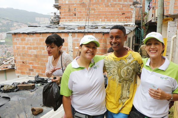 Brigada Comunitaria en el barrio Villatina
Brigada Comunitaria en el barrio Villatina
Fecha: Abril 22 de 2017
Para descargar esta fotografía en alta resolución, haga clic sobre la imagen hasta que la misma se despliegue en la pantalla completa; luego dé clic derecho y elija la opción "guardar imagen como". 
En caso de publicación por cualquier medio, solicitamos acompañarla del crédito: "Foto EPM"
Palabras clave: Brigada Comunitaria en el barrio Villatina comunidad le da la bienvenida a los voluntarios