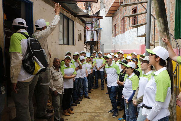 Brigada Comunitaria en el barrio Villatina
Brigada Comunitaria en el barrio Villatina
Fecha: Abril 22 de 2017
Para descargar esta fotografía en alta resolución, haga clic sobre la imagen hasta que la misma se despliegue en la pantalla completa; luego dé clic derecho y elija la opción "guardar imagen como". 
En caso de publicación por cualquier medio, solicitamos acompañarla del crédito: "Foto EPM"
Palabras clave: Brigada Comunitaria en el barrio Villatina equipo de coordinadores entrega detalles de la labor