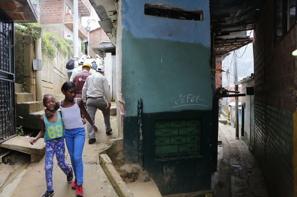 Brigada Comunitaria en el barrio Villatina
Brigada Comunitaria en el barrio Villatina
Fecha: Abril 22 de 2017
Para descargar esta fotografía en alta resolución, haga clic sobre la imagen hasta que la misma se despliegue en la pantalla completa; luego dé clic derecho y elija la opción "guardar imagen como". 
En caso de publicación por cualquier medio, solicitamos acompañarla del crédito: "Foto EPM"
Palabras clave: Brigada Comunitaria en el barrio Villatina comunidad le da la bienvenida a los voluntarios