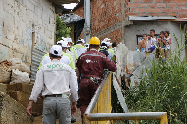 Brigada Comunitaria en el barrio Villatina
Brigada Comunitaria en el barrio Villatina
Fecha: Abril 22 de 2017
Para descargar esta fotografía en alta resolución, haga clic sobre la imagen hasta que la misma se despliegue en la pantalla completa; luego dé clic derecho y elija la opción "guardar imagen como". 
En caso de publicación por cualquier medio, solicitamos acompañarla del crédito: "Foto EPM"
Palabras clave: Brigada Comunitaria en el barrio Villatina comunidad le da la bienvenida a los voluntarios