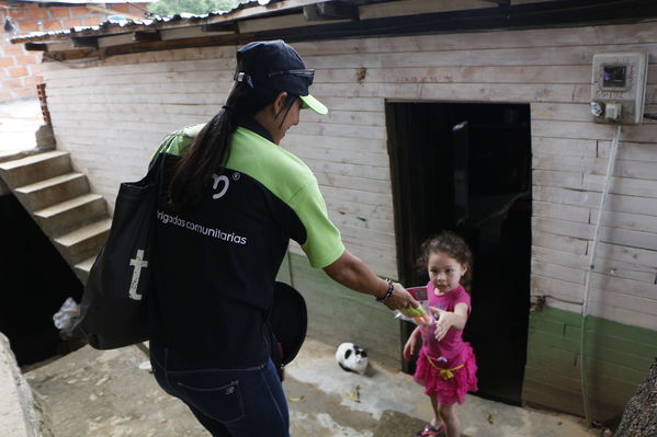 Brigada Comunitaria en el barrio Villatina
Brigada Comunitaria en el barrio Villatina
Fecha: Abril 22 de 2017
Para descargar esta fotografía en alta resolución, haga clic sobre la imagen hasta que la misma se despliegue en la pantalla completa; luego dé clic derecho y elija la opción "guardar imagen como". 
En caso de publicación por cualquier medio, solicitamos acompañarla del crédito: "Foto EPM"
Palabras clave: Brigada Comunitaria en el barrio Villatina comunidad agradece los regalos entregados por el equipo de voluntarios