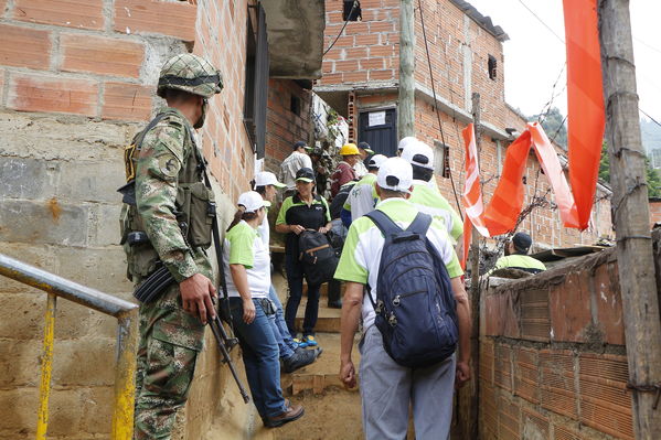 Brigada Comunitaria en el barrio Villatina
Brigada Comunitaria en el barrio Villatina
Fecha: Abril 22 de 2017
Para descargar esta fotografía en alta resolución, haga clic sobre la imagen hasta que la misma se despliegue en la pantalla completa; luego dé clic derecho y elija la opción "guardar imagen como". 
En caso de publicación por cualquier medio, solicitamos acompañarla del crédito: "Foto EPM"
Palabras clave: Brigada Comunitaria en el barrio Villatina Fuerza pública apoya y acompaña la jornada