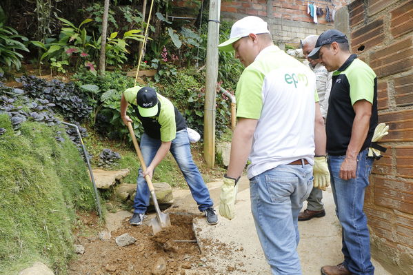Brigada Comunitaria en el barrio Villatina
Brigada Comunitaria en el barrio Villatina
Fecha: Abril 22 de 2017
Para descargar esta fotografía en alta resolución, haga clic sobre la imagen hasta que la misma se despliegue en la pantalla completa; luego dé clic derecho y elija la opción "guardar imagen como". 
En caso de publicación por cualquier medio, solicitamos acompañarla del crédito: "Foto EPM"
Palabras clave: Brigada Comunitaria en el barrio Villatina Grupo de voluntarios construye con sus propios manos las conexiones de agua