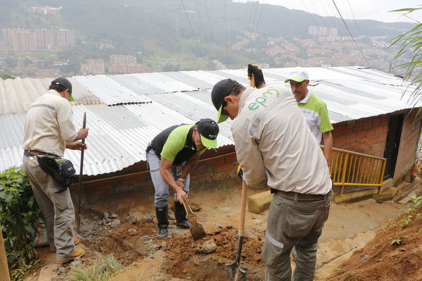 Brigada Comunitaria en el barrio Villatina
Brigada Comunitaria en el barrio Villatina
Fecha: Abril 22 de 2017
Para descargar esta fotografía en alta resolución, haga clic sobre la imagen hasta que la misma se despliegue en la pantalla completa; luego dé clic derecho y elija la opción "guardar imagen como". 
En caso de publicación por cualquier medio, solicitamos acompañarla del crédito: "Foto EPM"
Palabras clave: Brigada Comunitaria en el barrio Villatina  Grupo de voluntarios construye con sus propios manos las conexiones de agua