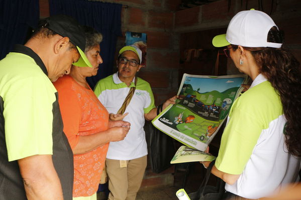 Brigada Comunitaria en el barrio Villatina
Brigada Comunitaria en el barrio Villatina
Fecha: Abril 22 de 2017
Para descargar esta fotografía en alta resolución, haga clic sobre la imagen hasta que la misma se despliegue en la pantalla completa; luego dé clic derecho y elija la opción "guardar imagen como". 
En caso de publicación por cualquier medio, solicitamos acompañarla del crédito: "Foto EPM"
Palabras clave: Brigada Comunitaria en el barrio Villatina voluntarios explican a la comunidad los cuidados del agua