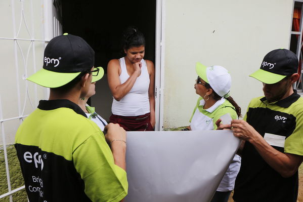 Brigada Comunitaria en el barrio Villatina
Brigada Comunitaria en el barrio Villatina
Fecha: Abril 22 de 2017
Para descargar esta fotografía en alta resolución, haga clic sobre la imagen hasta que la misma se despliegue en la pantalla completa; luego dé clic derecho y elija la opción "guardar imagen como". 
En caso de publicación por cualquier medio, solicitamos acompañarla del crédito: "Foto EPM"
Palabras clave: Brigada Comunitaria en el barrio Villatina voluntarios explican a la comunidad los cuidados del agua