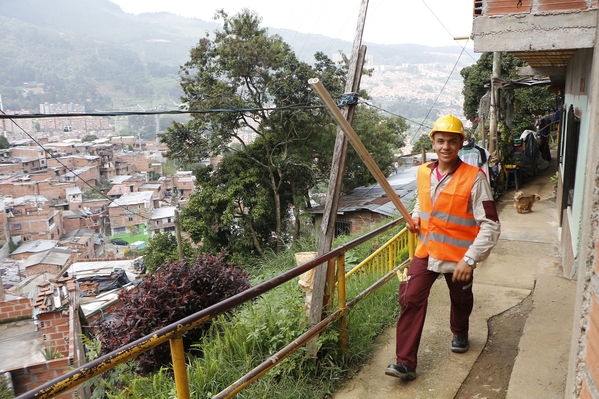 Brigada Comunitaria en el barrio Villatina
Brigada Comunitaria en el barrio Villatina
Fecha: Abril 22 de 2017
Para descargar esta fotografía en alta resolución, haga clic sobre la imagen hasta que la misma se despliegue en la pantalla completa; luego dé clic derecho y elija la opción "guardar imagen como". 
En caso de publicación por cualquier medio, solicitamos acompañarla del crédito: "Foto EPM"
Palabras clave: Brigada Comunitaria en el barrio Villatina voluntarios técnicos apoyado y revisando la correcta ejecución