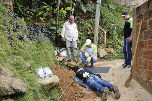Brigada Comunitaria en el barrio Villatina
Brigada Comunitaria en el barrio Villatina
Fecha: Abril 22 de 2017
Para descargar esta fotografía en alta resolución, haga clic sobre la imagen hasta que la misma se despliegue en la pantalla completa; luego dé clic derecho y elija la opción "guardar imagen como". 
En caso de publicación por cualquier medio, solicitamos acompañarla del crédito: "Foto EPM"
Palabras clave: Brigada Comunitaria en el barrio Villatina voluntarios creando mejor comunidad con su propias manos