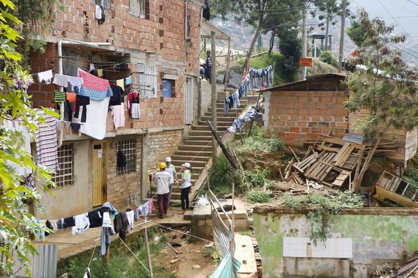 Brigada Comunitaria en el barrio Villatina
Brigada Comunitaria en el barrio Villatina
Fecha: Abril 22 de 2017
Para descargar esta fotografía en alta resolución, haga clic sobre la imagen hasta que la misma se despliegue en la pantalla completa; luego dé clic derecho y elija la opción "guardar imagen como". 
En caso de publicación por cualquier medio, solicitamos acompañarla del crédito: "Foto EPM"
Palabras clave: Brigada Comunitaria en el barrio Villatina voluntarios creando mejor comunidad con su propias manos