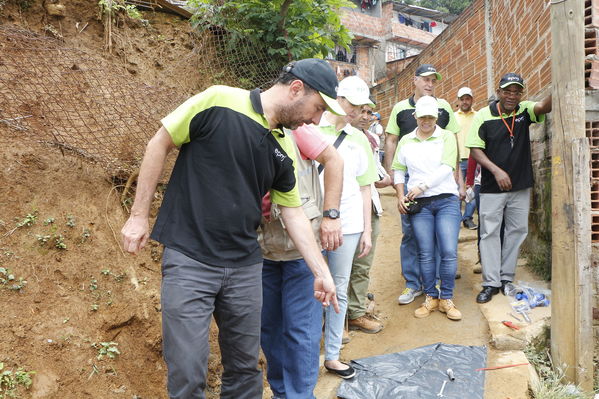 Brigada Comunitaria en el barrio Villatina
Brigada Comunitaria en el barrio Villatina
Fecha: Abril 22 de 2017
Para descargar esta fotografía en alta resolución, haga clic sobre la imagen hasta que la misma se despliegue en la pantalla completa; luego dé clic derecho y elija la opción "guardar imagen como". 
En caso de publicación por cualquier medio, solicitamos acompañarla del crédito: "Foto EPM"
Palabras clave: Brigada Comunitaria en el barrio Villatina Juan Carlos de la Cuesta y directivo de EPM