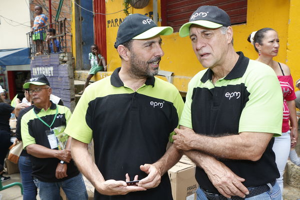 Brigada Comunitaria en el barrio Villatina
Brigada Comunitaria en el barrio Villatina
Fecha: Abril 22 de 2017
Para descargar esta fotografía en alta resolución, haga clic sobre la imagen hasta que la misma se despliegue en la pantalla completa; luego dé clic derecho y elija la opción "guardar imagen como". 
En caso de publicación por cualquier medio, solicitamos acompañarla del crédito: "Foto EPM"
Palabras clave: Brigada Comunitaria en el barrio Villatina Juan Carlos de la Cuesta y directivo de EPM