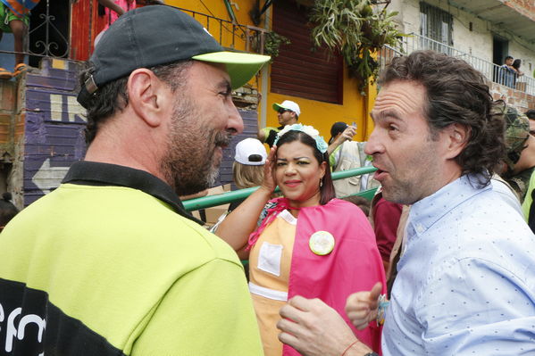 Brigada Comunitaria en el barrio Villatina
Brigada Comunitaria en el barrio Villatina
Fecha: Abril 22 de 2017
Para descargar esta fotografía en alta resolución, haga clic sobre la imagen hasta que la misma se despliegue en la pantalla completa; luego dé clic derecho y elija la opción "guardar imagen como". 
En caso de publicación por cualquier medio, solicitamos acompañarla del crédito: "Foto EPM"
Palabras clave: Brigada Comunitaria en el barrio Villatina Juan Carlos de la Cuesta y Federico Gutierrez