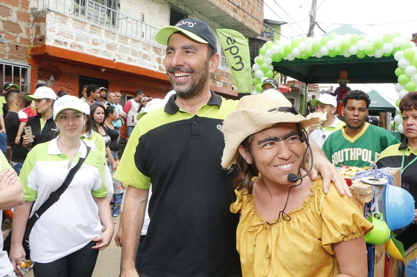Brigada Comunitaria en el barrio Villatina
Brigada Comunitaria en el barrio Villatina
Fecha: Abril 22 de 2017
Para descargar esta fotografía en alta resolución, haga clic sobre la imagen hasta que la misma se despliegue en la pantalla completa; luego dé clic derecho y elija la opción "guardar imagen como". 
En caso de publicación por cualquier medio, solicitamos acompañarla del crédito: "Foto EPM"
Palabras clave: Brigada Comunitaria en el barrio Villatina  Juan Carlos de la Cuesta y gestor social del Museo de Antioquia