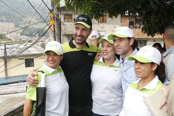 Brigada Comunitaria en el barrio Villatina
Brigada Comunitaria en el barrio Villatina
Fecha: Abril 22 de 2017
Para descargar esta fotografía en alta resolución, haga clic sobre la imagen hasta que la misma se despliegue en la pantalla completa; luego dé clic derecho y elija la opción "guardar imagen como". 
En caso de publicación por cualquier medio, solicitamos acompañarla del crédito: "Foto EPM"
Palabras clave: Brigada Comunitaria en el barrio Villatina Juan Carlos de la Cuesta y grupo de voluntarios