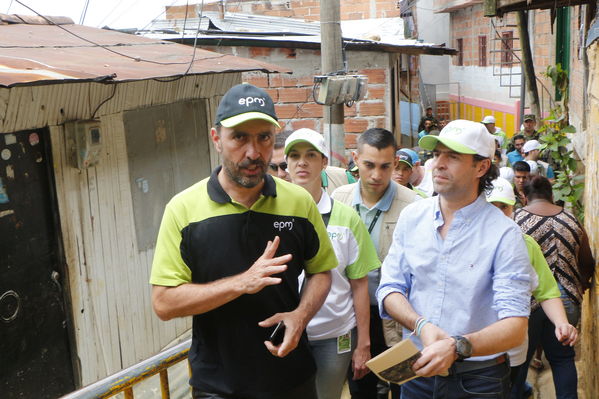 Brigada Comunitaria en el barrio Villatina
Brigada Comunitaria en el barrio Villatina
Fecha: Abril 22 de 2017
Para descargar esta fotografía en alta resolución, haga clic sobre la imagen hasta que la misma se despliegue en la pantalla completa; luego dé clic derecho y elija la opción "guardar imagen como". 
En caso de publicación
Palabras clave: Brigada Comunitaria en el barrio Villatina Juan Carlos de La Cuesta y Federico Gutiérrez