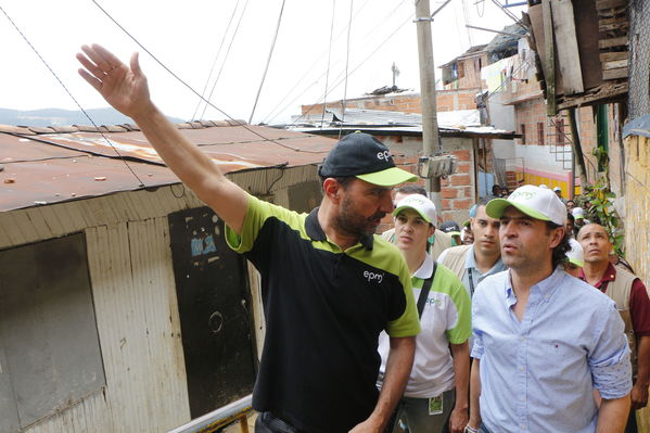 Brigada Comunitaria en el barrio Villatina
Brigada Comunitaria en el barrio Villatina
Fecha: Abril 22 de 2017
Para descargar esta fotografía en alta resolución, haga clic sobre la imagen hasta que la misma se despliegue en la pantalla completa; luego dé clic derecho y elija la opción "guardar imagen como". 
En caso de publicación
Palabras clave: Brigada Comunitaria en el barrio Villatina Juan Carlos de La Cuesta y Federico Gutiérrez
