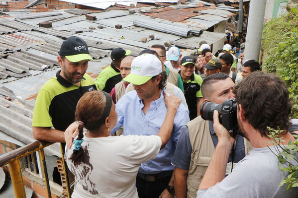 Brigada Comunitaria en el barrio Villatina
Brigada Comunitaria en el barrio Villatina
Fecha: Abril 22 de 2017
Para descargar esta fotografía en alta resolución, haga clic sobre la imagen hasta que la misma se despliegue en la pantalla completa; luego dé clic derecho y elija la opción "guardar imagen como". 
En caso de publicación
Palabras clave: Brigada Comunitaria en el barrio Villatina Juan Carlos de La Cuesta y Federico Gutiérrez escuchando la comunidad