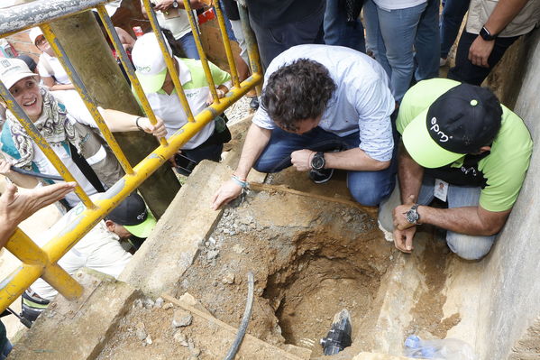 Brigada Comunitaria en el barrio Villatina
Brigada Comunitaria en el barrio Villatina
Fecha: Abril 22 de 2017
Para descargar esta fotografía en alta resolución, haga clic sobre la imagen hasta que la misma se despliegue en la pantalla completa; luego dé clic derecho y elija la opción "guardar imagen como". 
En caso de publicación
Palabras clave: Brigada Comunitaria en el barrio Villatina  Federico Gutiérrez realizando una conexión de Agua