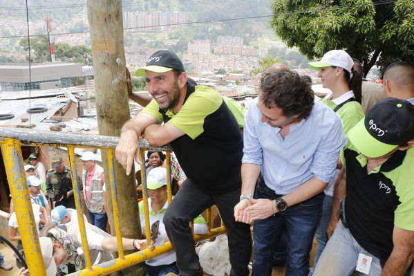 Brigada Comunitaria en el barrio Villatina
Brigada Comunitaria en el barrio Villatina
Fecha: Abril 22 de 2017
Para descargar esta fotografía en alta resolución, haga clic sobre la imagen hasta que la misma se despliegue en la pantalla completa; luego dé clic derecho y elija la opción "guardar imagen como". 
En caso de publicación
Palabras clave: Brigada Comunitaria en el barrio Villatina Juan Carlos de La Cuesta y Federico Gutiérrez Celebrando una conexión de Agua