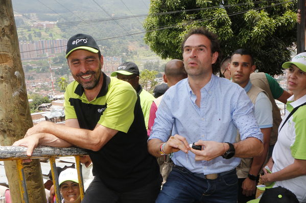 Brigada Comunitaria en el barrio Villatina
Brigada Comunitaria en el barrio Villatina
Fecha: Abril 22 de 2017
Para descargar esta fotografía en alta resolución, haga clic sobre la imagen hasta que la misma se despliegue en la pantalla completa; luego dé clic derecho y elija la opción "guardar imagen como". 
En caso de publicación
Palabras clave: Brigada Comunitaria en el barrio Villatina Juan Carlos de La Cuesta y Federico Gutiérrez Celebrando una conexión de Agua