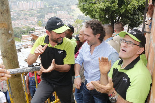 Brigada Comunitaria en el barrio Villatina
Brigada Comunitaria en el barrio Villatina
Fecha: Abril 22 de 2017
Para descargar esta fotografía en alta resolución, haga clic sobre la imagen hasta que la misma se despliegue en la pantalla completa; luego dé clic derecho y elija la opción "guardar imagen como". 
En caso de publicación
Palabras clave: Brigada Comunitaria en el barrio Villatina Juan Carlos de La Cuesta y Federico Gutiérrez Celebrando una conexión de Agua