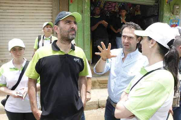 Brigada Comunitaria en el barrio Villatina
Brigada Comunitaria en el barrio Villatina
Fecha: Abril 22 de 2017
Para descargar esta fotografía en alta resolución, haga clic sobre la imagen hasta que la misma se despliegue en la pantalla completa; luego dé clic derecho y elija la opción "guardar imagen como". 
En caso de publicación
Palabras clave: Brigada Comunitaria en el barrio Villatina Juan Carlos de La Cuesta y Federico Gutierrez