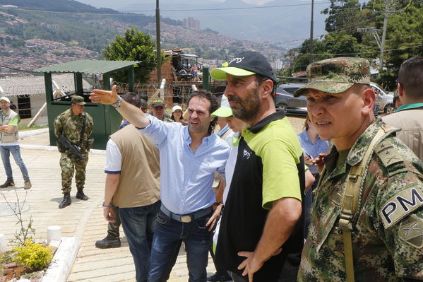 Brigada Comunitaria en el barrio Villatina
Brigada Comunitaria en el barrio Villatina
Fecha: Abril 22 de 2017
Para descargar esta fotografía en alta resolución, haga clic sobre la imagen hasta que la misma se despliegue en la pantalla completa; luego dé clic derecho y elija la opción "guardar imagen como". 
En caso de publicación
Palabras clave: Brigada Comunitaria en el barrio Villatina Juan Carlos de La Cuesta y Federico Gutierrez