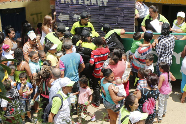 Brigada Comunitaria en el barrio Villatina
Brigada Comunitaria en el barrio Villatina
Fecha: Abril 22 de 2017
Para descargar esta fotografía en alta resolución, haga clic sobre la imagen hasta que la misma se despliegue en la pantalla completa; luego dé clic derecho y elija la opción "guardar imagen como". 
En caso de publicación
Palabras clave: Brigada Comunitaria en el barrio Villatina