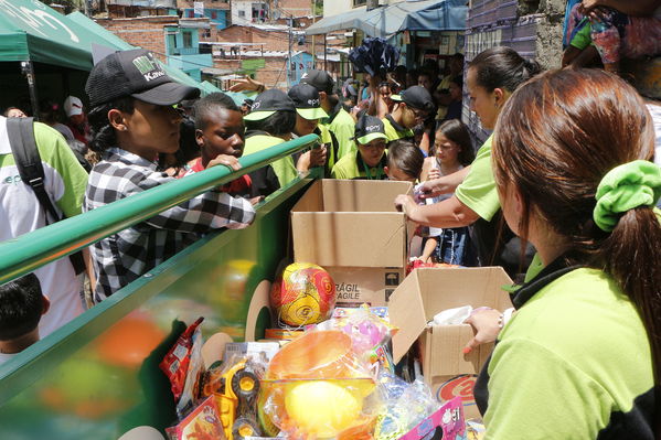 Brigada Comunitaria en el barrio Villatina
Brigada Comunitaria en el barrio Villatina
Fecha: Abril 22 de 2017
Para descargar esta fotografía en alta resolución, haga clic sobre la imagen hasta que la misma se despliegue en la pantalla completa; luego dé clic derecho y elija la opción "guardar imagen como". 
En caso de publicación
Palabras clave: Brigada Comunitaria en el barrio Villatina entrega de regalos