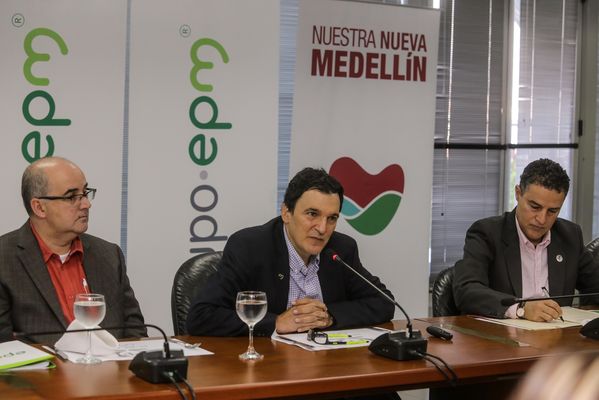 Rueda de prensa - Compra de Aguas Antofagasta
Rueda de prensa - Compra de Aguas Antofagasta
Fecha: Abril 23 de 2015
Para descargar esta fotografía en alta resolución, haga clic sobre la imagen hasta que la misma se despliegue en la pantalla completa; luego dé clic derecho y elija la opción "guardar imagen como". 
En caso de publicación por cualquier medio, solicitamos acompañarla del crédito: "Foto EPM"
Palabras clave: Rueda prensa Compra aguas Antofagasta