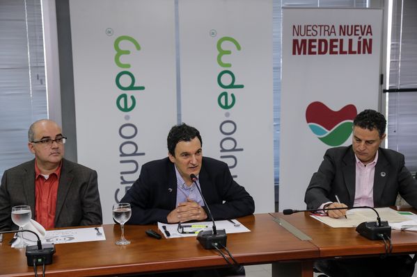 Rueda de prensa - Compra de Aguas Antofagasta
Rueda de prensa - Compra de Aguas Antofagasta
Fecha: Abril 23 de 2015
Para descargar esta fotografía en alta resolución, haga clic sobre la imagen hasta que la misma se despliegue en la pantalla completa; luego dé clic derecho y elija la opción "guardar imagen como". 
En caso de publicación por cualquier medio, solicitamos acompañarla del crédito: "Foto EPM"
Palabras clave: Rueda prensa Compra aguas Antofagasta