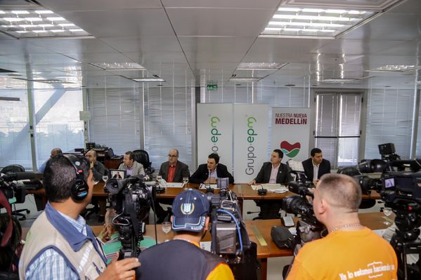 Rueda de prensa - Compra de Aguas Antofagasta
Rueda de prensa - Compra de Aguas Antofagasta
Fecha: Abril 23 de 2015
Para descargar esta fotografía en alta resolución, haga clic sobre la imagen hasta que la misma se despliegue en la pantalla completa; luego dé clic derecho y elija la opción "guardar imagen como". 
En caso de publicación por cualquier medio, solicitamos acompañarla del crédito: "Foto EPM"
Palabras clave: Rueda prensa Compra aguas Antofagasta