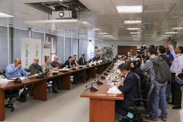 Rueda de prensa - Compra de Aguas Antofagasta
Rueda de prensa - Compra de Aguas Antofagasta
Fecha: Abril 23 de 2015
Para descargar esta fotografía en alta resolución, haga clic sobre la imagen hasta que la misma se despliegue en la pantalla completa; luego dé clic derecho y elija la opción "guardar imagen como". 
En caso de publicación por cualquier medio, solicitamos acompañarla del crédito: "Foto EPM"
Palabras clave: Rueda prensa Compra aguas Antofagasta