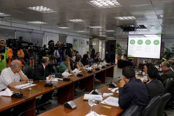 Rueda de prensa - Compra de Aguas Antofagasta
Rueda de prensa - Compra de Aguas Antofagasta
Fecha: Abril 23 de 2015
Para descargar esta fotografía en alta resolución, haga clic sobre la imagen hasta que la misma se despliegue en la pantalla completa; luego dé clic derecho y elija la opción "guardar imagen como". 
En caso de publicación por cualquier medio, solicitamos acompañarla del crédito: "Foto EPM"
Palabras clave: Rueda prensa Compra aguas Antofagasta